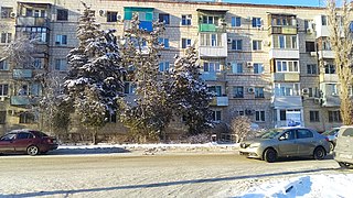 Туи и можжевельники на улице Пугачёвской. Вид с улицы Балахинской
