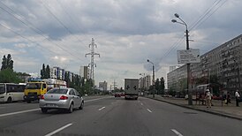 Улица Братиславская. Северо-Броварской массив (справа) и Лесной массив (слева)