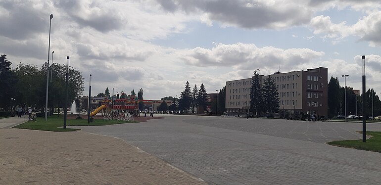 Георгиевск петербург. Центральная площадь Георгиевск. Памятники в честь 200 летия Георгиевского трактата. Георгиевск. Городская площадь города Георгиевска. Площадь Георгиевск статуи.