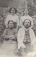 Tsiolkovsky met zijn vrouw en dochters in de zomer van 1914.  Foto door A. Assonov