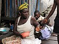 Verkäuferin auf einem Markt in Ghana, Juli 2009