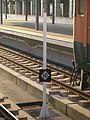 JR西日本の例。（姫路駅）棒の上部には運転士から見えやすい位置に建築限界に支障しないよう小さい目標が設置されている。