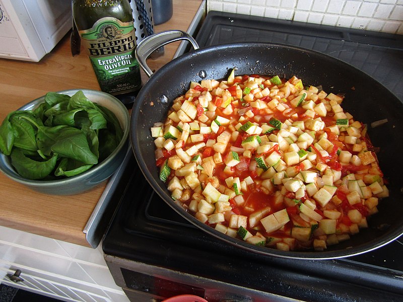 File:-2020-08-06 Making Courgette, Tomato, Onion, Garlic, and Mascarpone sauce, Trimingham, Norfolk.JPG