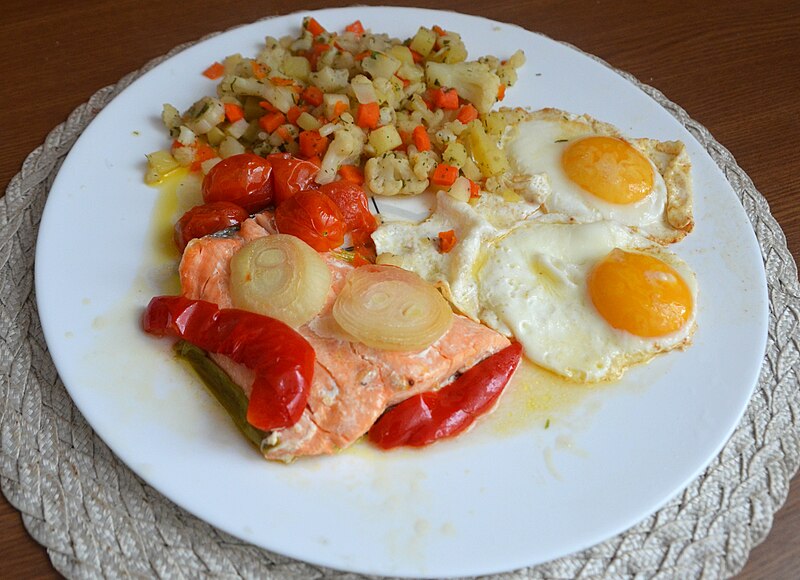 File:02021 0638 (2) Fried eggs with baked salmon.jpg