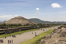 15-07-13 Teotihuacan la Avenida de los Muertos y la Pirámide del Sol-RalfR-WMA 0251.jpg
