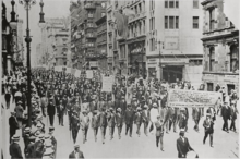 Centenas de afro-americanos desfilando pacificamente pela 5ª avenida em Nova York, segurando cartazes de protesto