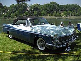 Un decapotabil Chrysler New Yorker din 1956