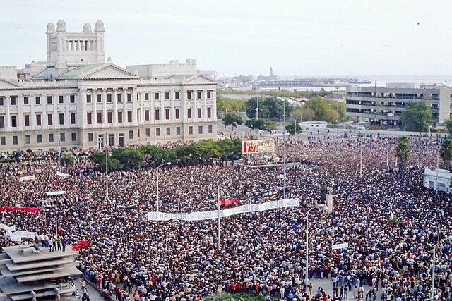 A crowd during the end of the civic-military dictatorship of Uruguay in 1983