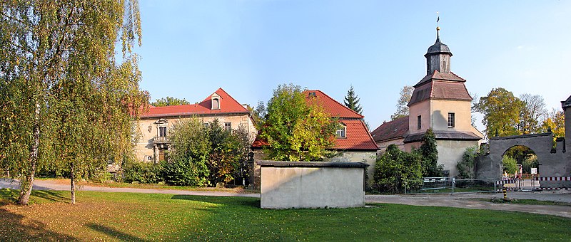 File:20051013003MDR Berbisdorf (Radeburg) Rittergut Schloß Kirche.jpg