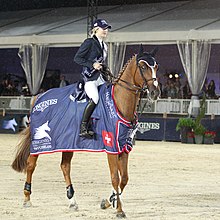 Rood paard gemonteerd, met een deken om