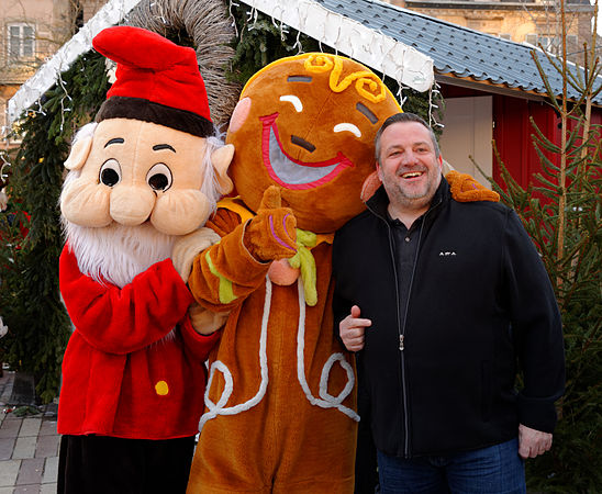 Sébastien Vivot, posant en compagnie des mascottes.