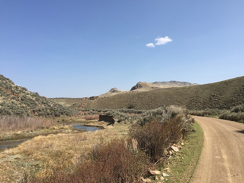 File:2015-04-20 15 19 30 View east along Midas Road (Elko County Route 724) about 25.3 miles east of the Humboldt County line in Elko County, Nevada.jpg