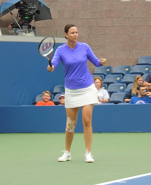 File:2019 USTA exhibition Lindsay Davenport warming up.jpg