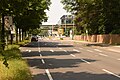 Blick auf Höhe des Pferdeturms nach Westen in die Straße Am Pferdeturm. Im Hintergrund die Querung der A 37 und die Fußgängerbrücke des Verwaltungsgebäudes der Continental AG über die Hans-Böckler-Allee.