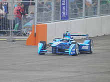 Foto de un monoplaza azul en la pista