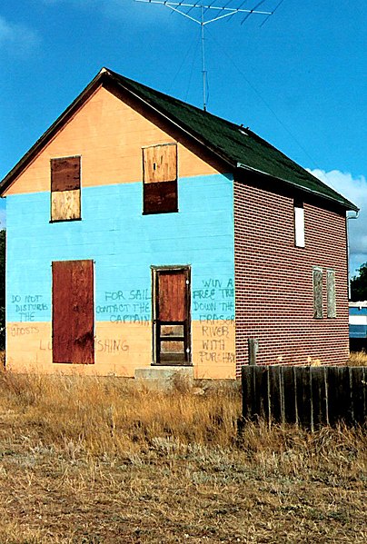 File:Abandoned house (2150395738).jpg