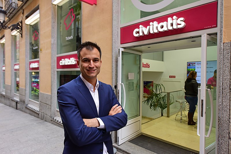 File:Alberto Gutiérrez Pascual frente a una de las tiendas de Civitatis.jpg