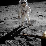 Fotograf Buzz Aldrin er yn Eayst liorish Neil Armstrong. Ta Armstrong hene ry-akin ayns scaap-eddin Aldrin