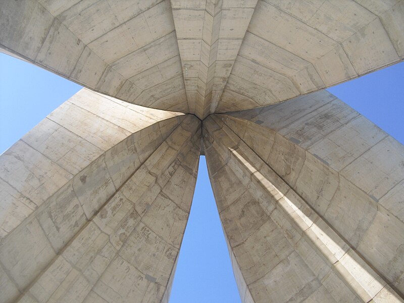 File:Alger Memorial-du-Martyr 4.jpg