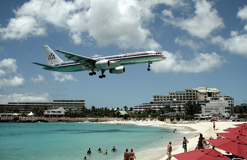 File:American 757 on final approach at St Maarten Airport edit1.jpg