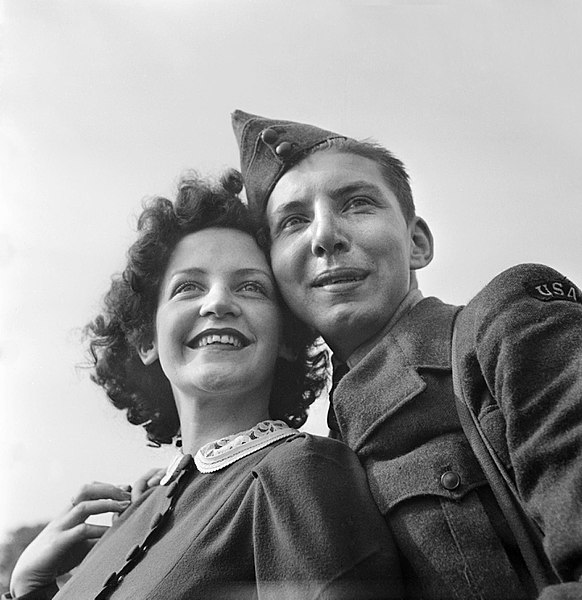 File:American Boy Meets British Girl- Love and Romance on the Home Front, Bournemouth, England, 1941 D4757.jpg