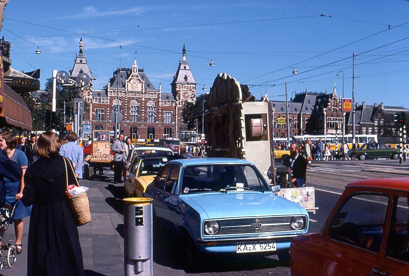 File:Amsterdam Centraal Station 1977 by-dpc.jpg