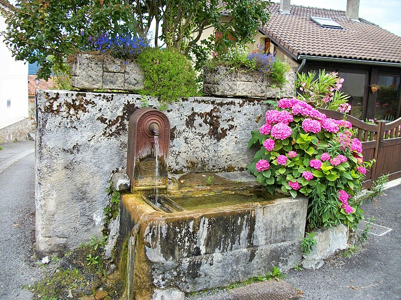 File:Antichan-de-Frontignes fontaine 2.jpg