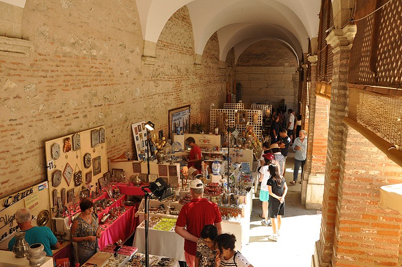 File:Arcades du couvent des Jacobins lors de l'exposition artisanale.jpg