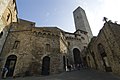 O Palazzo dei Cugnanesi, à esquerda, com o arco e a Torre dei Becci à direita.