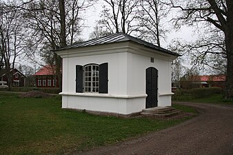 Som brukligt är det fristående arkivet uppfört i sten med hänsyn till brandfaran. Innehållet är överfört till Falun. Över dörren står årtalet 1901.