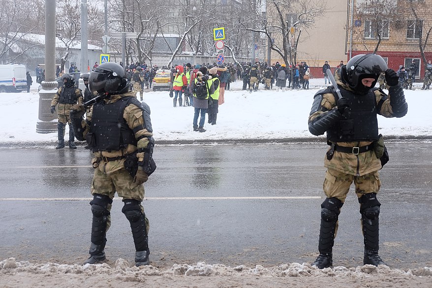 14:49 — Сотрудники ОМОН в форме цвета хаки оцепили Русаковскую улицу, в районе Митьковского путепровода.