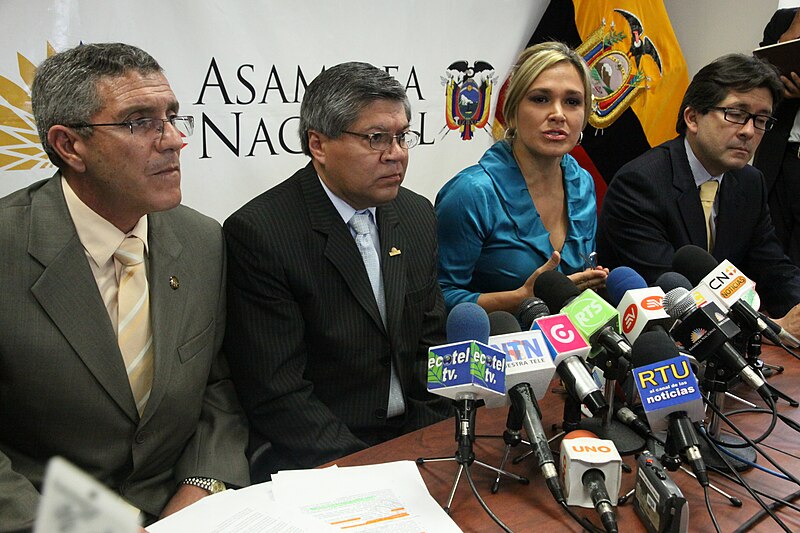 File:Asambleístas Fausto Cobo, Jimmy Pinoargote, Cynthia Viteri Y César Montúfar en rueda de prensa (4661794548).jpg