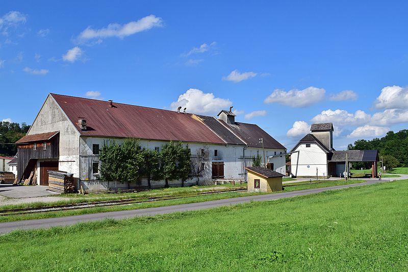 File:Aschach an der Steyr - Steyrtalbahn - Haltestelle Sommerhubermühle mit namengebender Sommerhubermühle.jpg