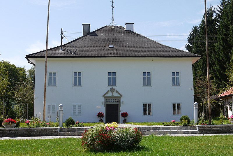 File:Attersee Abtsdorf Pfarrhof.jpg