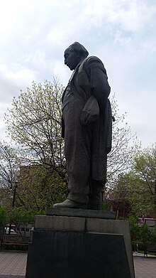 Avetik Isahakyan statue, Yerevan 16.jpg