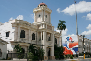 Prefeitura na cidade de São Francisco, província de Duarte, República Dominicana