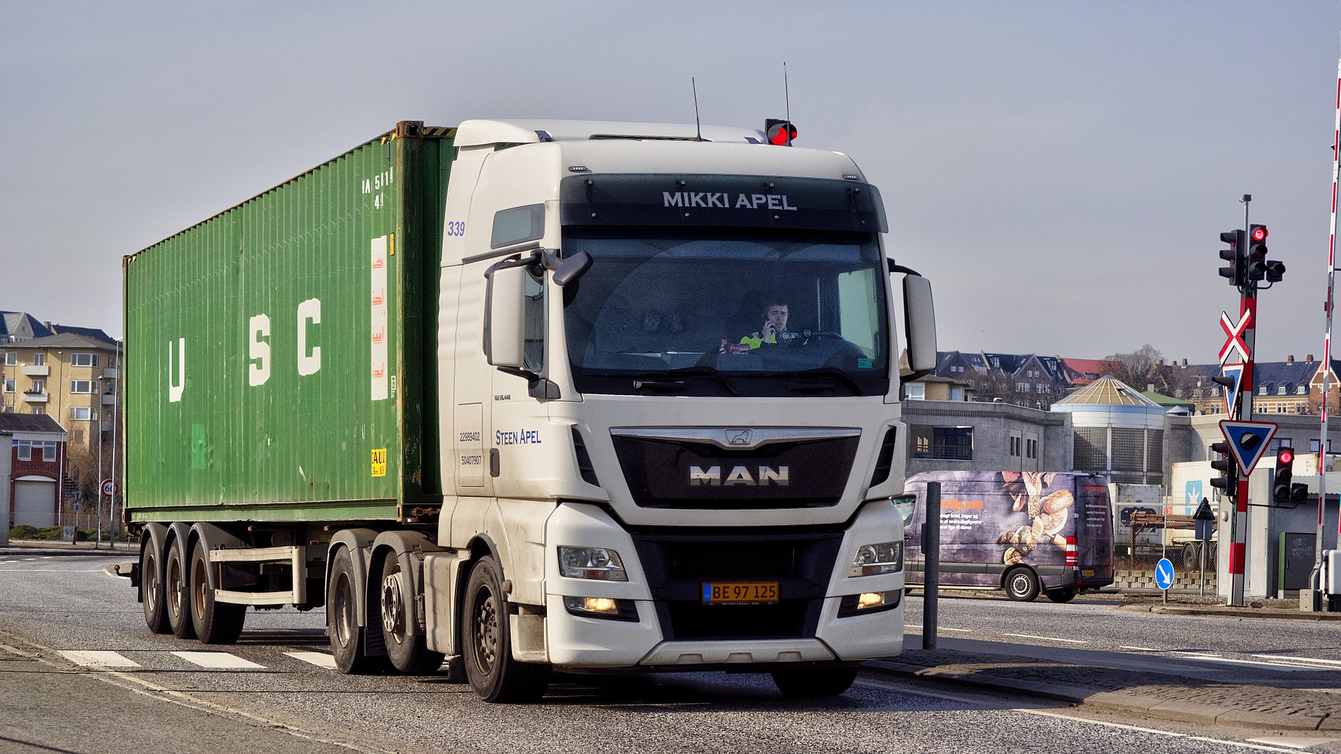 MAN TGX camion 1920px-BE97125_%2817.03.31%2C_%C3%98sthavnsvej%2C_Oliehavnsvej%29DSC_4503_Balancer_%2837660490136%29