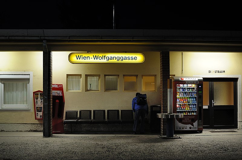 File:Bahnhof Wolfganggasse Dienstraum.jpg