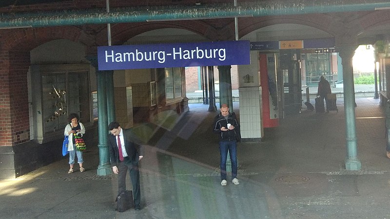 File:Bahnhofsschild Hamburg-Harburg.jpg