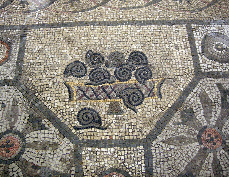 File:Basilica di aquilieia, museo e scavi , mosaico con animali, lumache.JPG