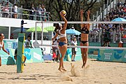 Deutsch: Beachvolleyball bei den Olympischen Jugendspielen 2018; Tag 11, 17. Oktober 2018; Jungen, Spiel um Platz 3 – USA (Devon Newberry/Lindsey Sparks)-Norwegen (Emilie Olimstad/Frida Berntsen) 1:2 (21–1/13–21/9–15) English: Beach volleyball at the 2018 Summer Youth Olympics at 17 October 2018 – Bronze Medal Match – USA (Devon Newberry/Lindsey Sparks)-Norway (Emilie Olimstad/Frida Berntsen) 1:2 (21–1/13–21/9–15)