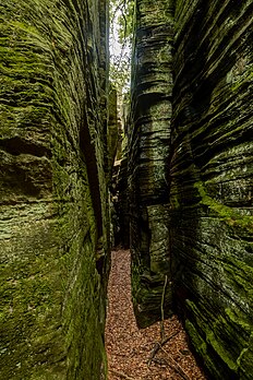 "Werschrummschloeff", um labirinto de rochas em Berdorf, Luxemburgo. (definição 3 075 × 4 608)