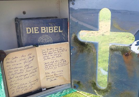 Bibel und Gästebuch der "Böle-Bonken-Bank" am Fußweg zwischen Norddorf und Nebel.