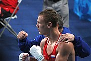 Deutsch: Boxen bei den Olympischen Jugendspielen 2018 Tag 12, 18. Oktober 2018 - Finale im Leichten Weltergewicht Jungen – Ilia Popov (Russland, rot) schlägt Talgat Shaiken (Kasachstan, blau) 4-1; Ringrichter ist James Beckles (Trinidad und Tobago). English: Boxing at the 2018 Summer Youth Olympics on 18 October 2018 – Final Light Welterweight Boys Bout - Ilia Popov (Rusia, rojo) supera a Talgat Shaiken (Kazajstán, azul) 4-1; Referee is James Beckles (Trinidad and Tobago). Español: Boxeo en los Juegos Olímpicos Juveniles de Verano de 2018 en 18 de octubre de 2018 - Chicos de peso welter ligero final: Ilia Popov (Uzbekistán, roja) le gana a Talgat Shaiken (Egipto, azul) 4-1; El árbitro es James Beckles (Trinidad y Tobago).