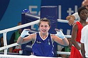 Deutsch: Boxen bei den Olympischen Jugendspielen 2018 Tag 12, 18. Oktober 2018 - Finale Fliegengewicht Mädchen – Martina La Piana (Italien, blau) schlägt Adijat Gbadamosi (Nigeria, rot) 5-0; Ringrichter ist James Beckles (Trinidad und Tobago). English: Boxing at the 2018 Summer Youth Olympics on 18 October 2018 – Girl's flyweight Gold Medal Bout - Martina La Piana (Italy, blue) beats Adijat Gbadamosi (Nigeria, red) 5-0; Referee is James Beckles (Trinidad and Tobago). Español: Boxeo en los Juegos Olímpicos Juveniles de Verano de 2018 en 18 de octubre de 2018 - Combate a medalla de oro de peso mosca para mujeres: Martina La Piana (Italia, azul) le gana a Adijat Gbadamosi (Nigeria, roja) 5-0; El árbitro es James Beckles (Trinidad y Tobago).