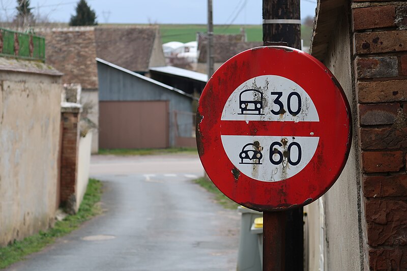 File:Brannay, panneau limitation de vitesse.jpg