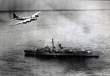 Un bombardier survolant un navire
