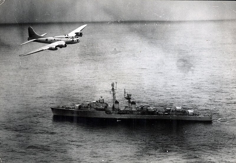 File:Brazilian Boeing B-17 flies over the French destroyer Tartu (D636) during the 1963 Lobster War.jpg