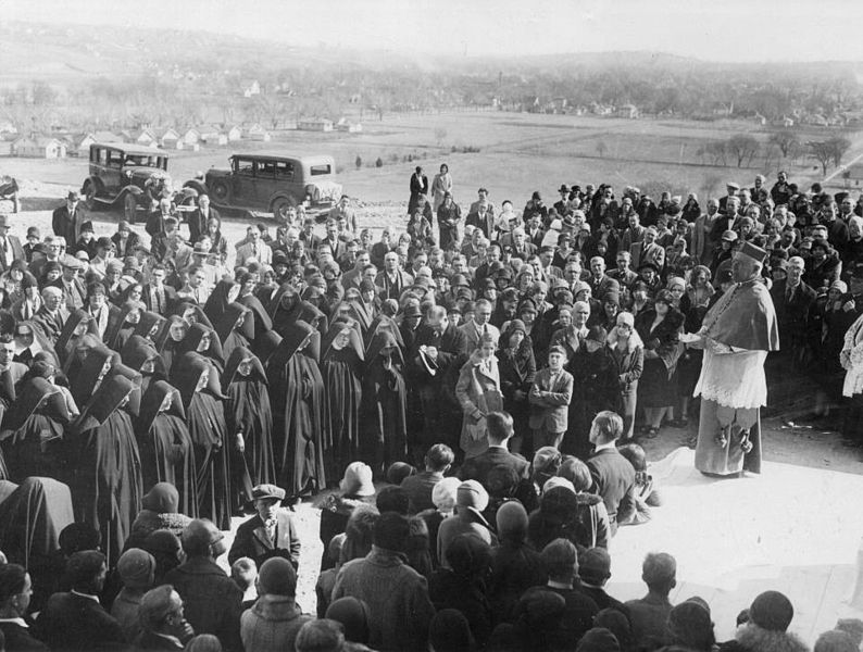 File:Briar Cliff University dedication, 1930.jpg