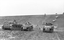 Die Zusammenarbeit mit den Panzern – hier Panzerkampfwagen III – war die Hauptaufgabe der leichten SPW (hier die 24. Panzer-Division)